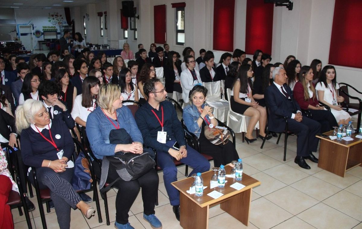 Öğrencilerden BM Ayarında 1. Genç Delegeler Konferansı