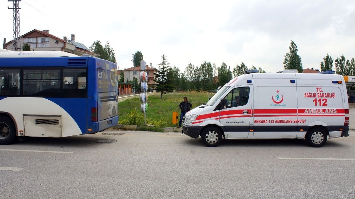 Otobüs ile Kamyon Çarpıştı: 10 Yaralı