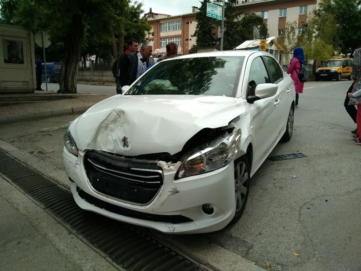 Otomobil ile Kamyonet Çarpıştı: 2 Yaralı
