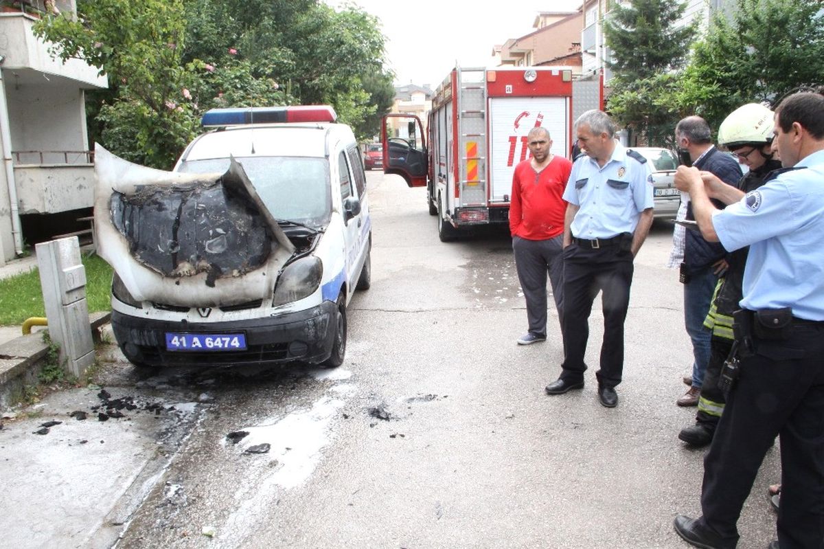 Park Halindeki Polis Aracı Yanarak Küle Döndü