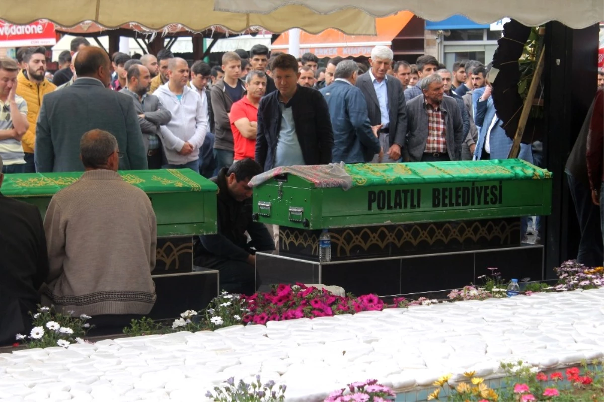 Polatlı\'daki Trafik Kazasında Hayatını Kaybeden 4 Kişi Gözyaşları ile Son Yolculuğuna Uğurlandı