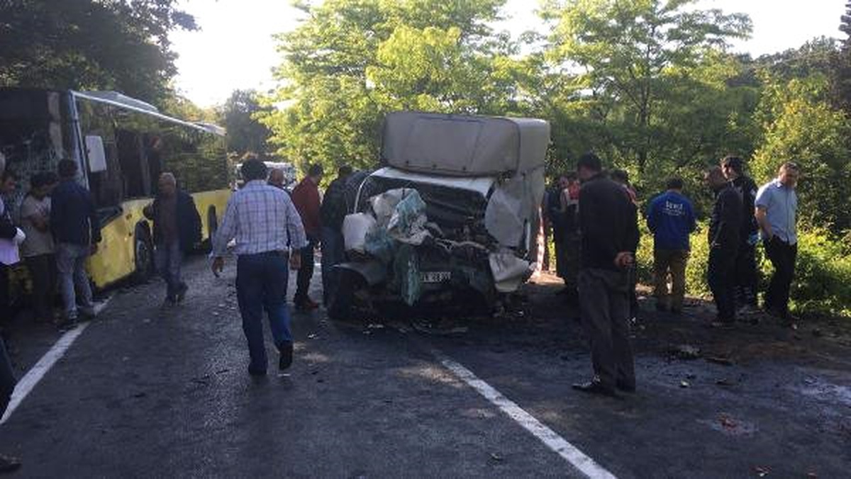 Sarıyer\'de İett Otobüsü ile Kamyonet Çarpıştı; 1 Ölü, 5 Yaralı
