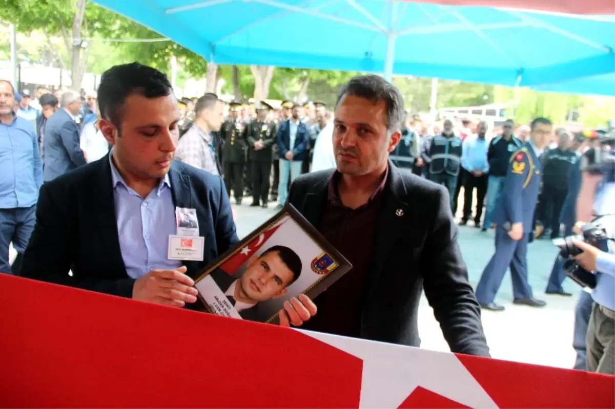 Şehit Ağabeyi Kardeşine Çanakkale Şiiri ile Veda Etti