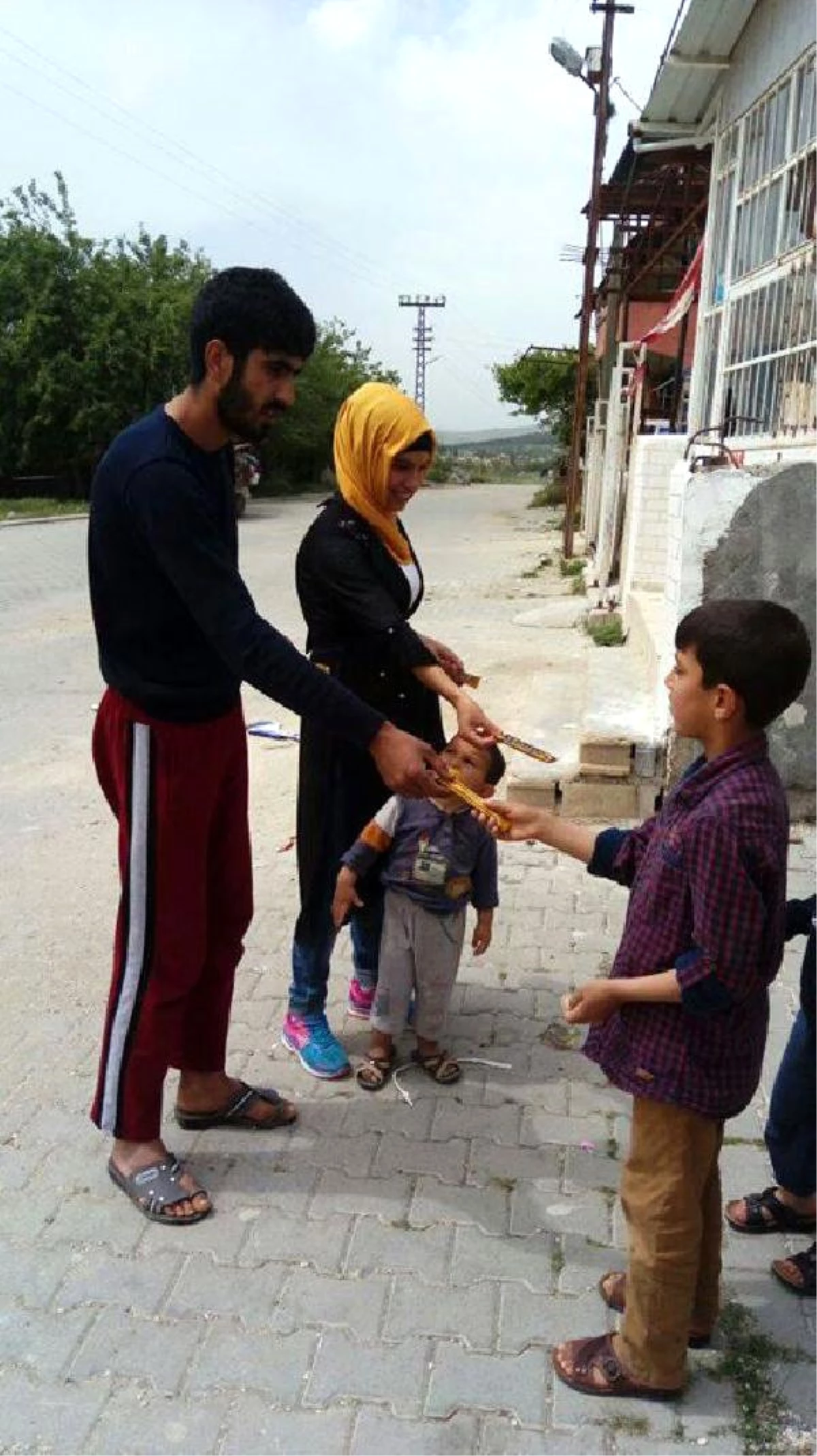 Sokakta Çocuklara Çikolata Dağıttı, Davadan Kurtuldu