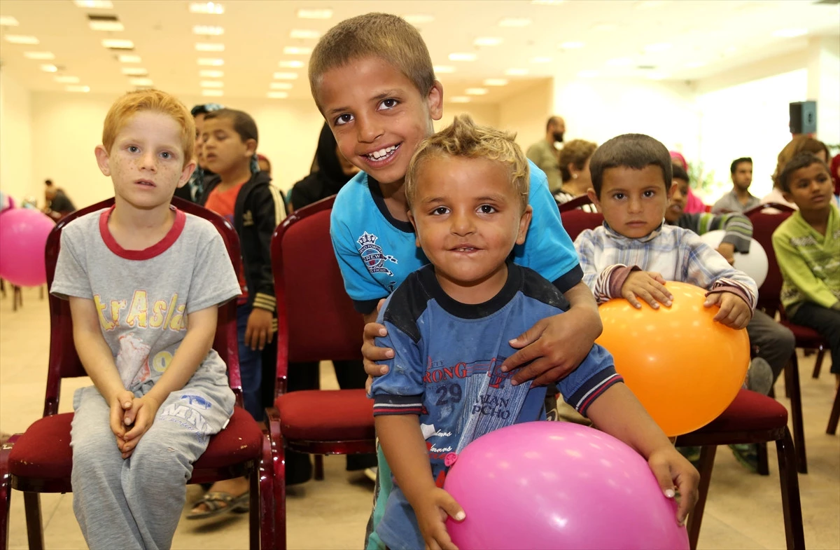Suriyeli Çocuklar Diplomalarını Aldı