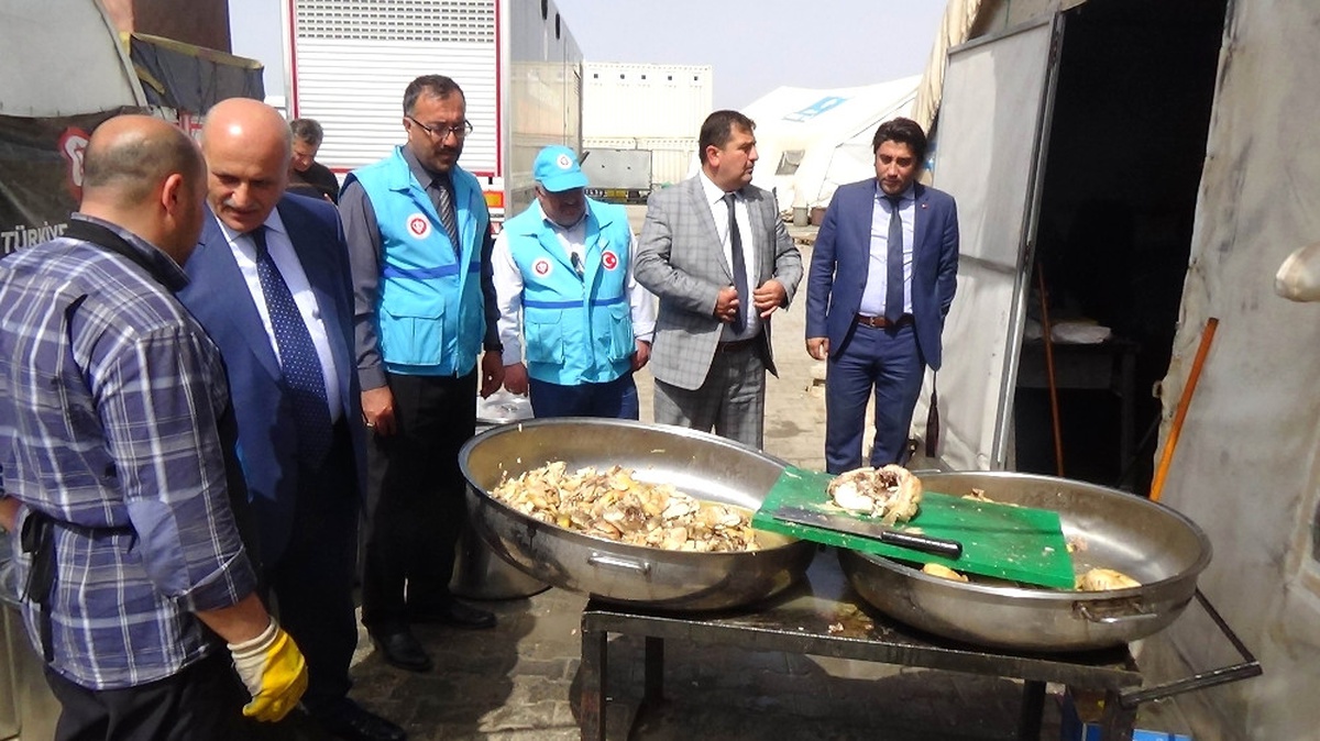 Tdv\'den Yemek Pişiremeyen Suriyelilere Sıcak Aş