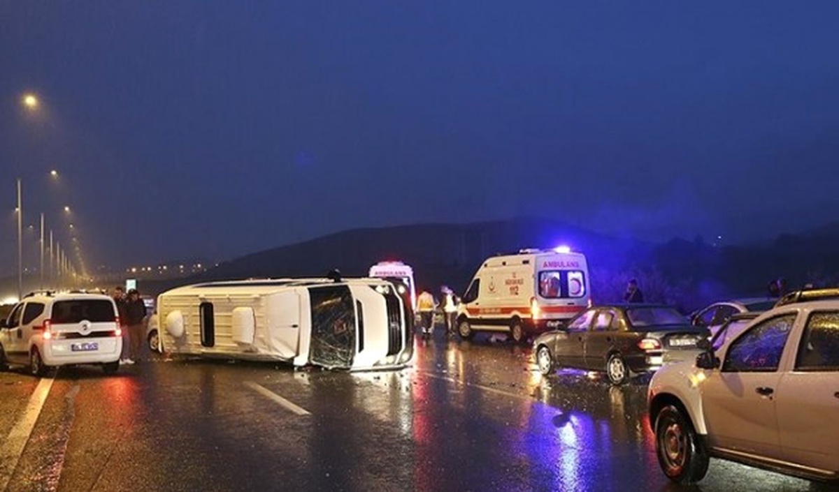 Tem\'de Trafiği Kilitleyen Kaza: 2 Yaralı