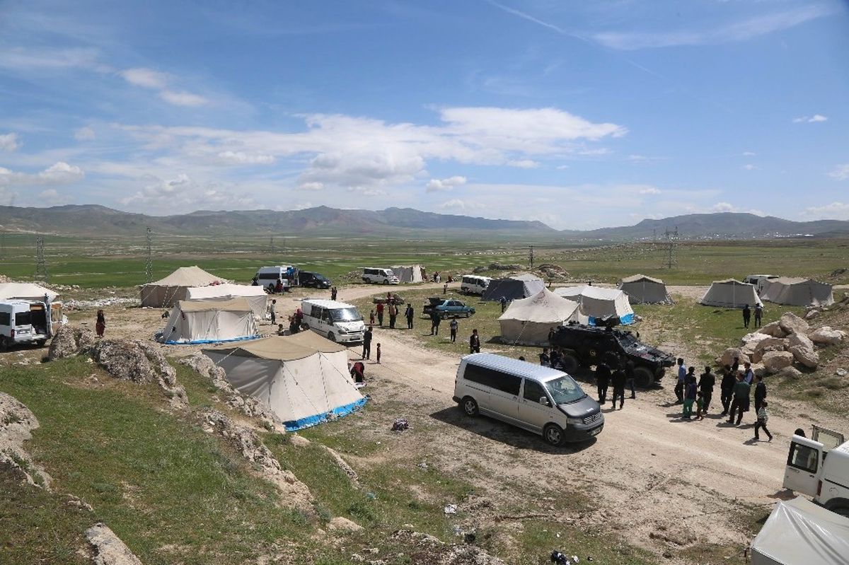 Tuşba\'da Görüntü ve Çevre Kirliliğine Yol Açan Çadırlara Geçit Yok