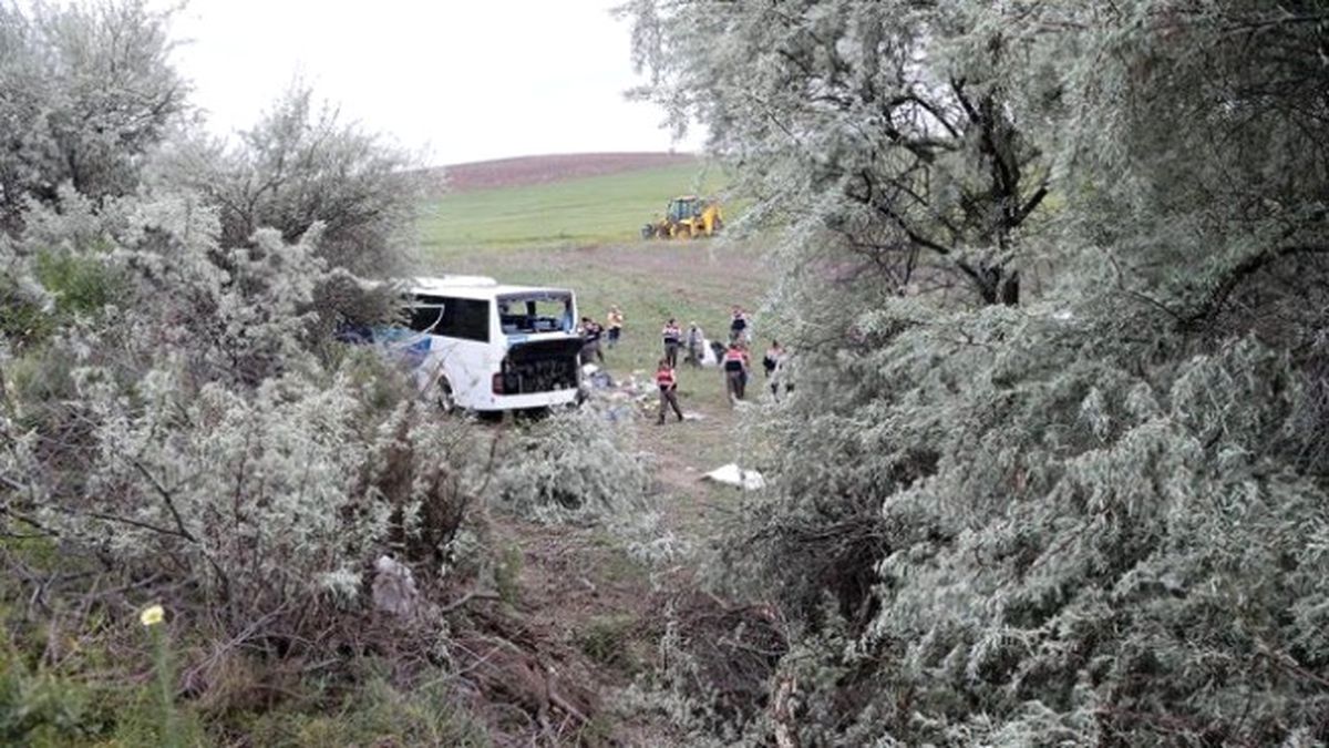 Yolcu Otobüsü Devrildi: 8 Ölü,34 Yaralı