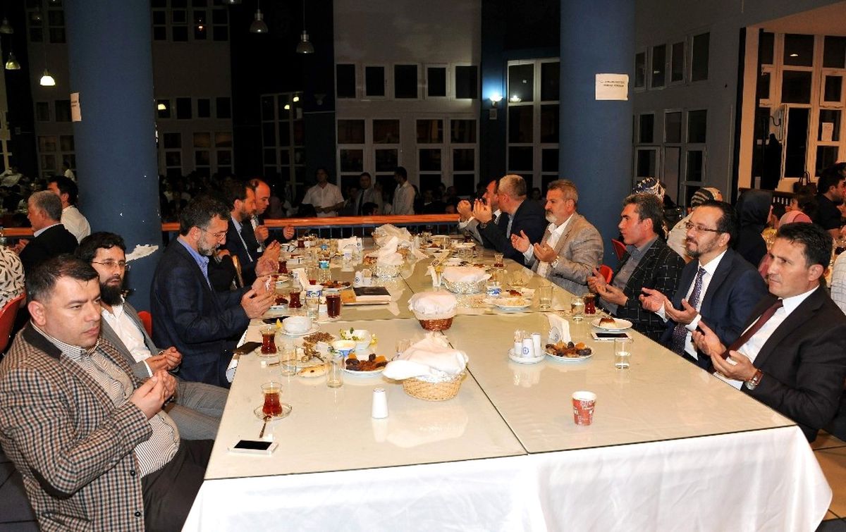 Adü\'de Ramazanın İlk İftarı Sempozyum Davetlilerine Verildi