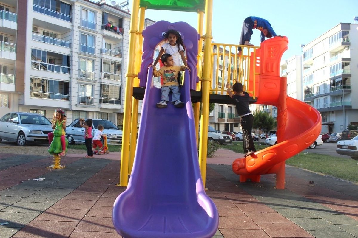Alaşehir\'in Parklarına Yeni Nesil Oyun Grubu