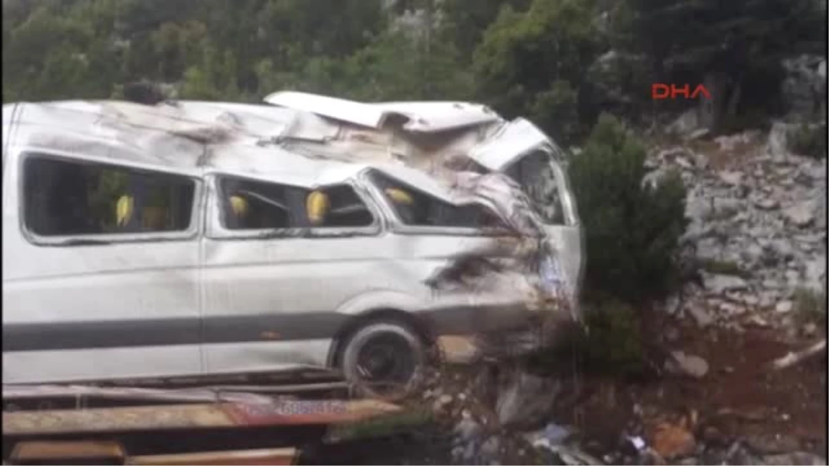 Antalya Akseki\'de Tur Minibüsü Devrildi: 3 Rus Yaralı