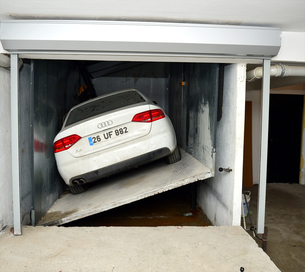 Asansör Boşluğundaki Otomobilini Çıkarmak İçin Davayı Bekliyor