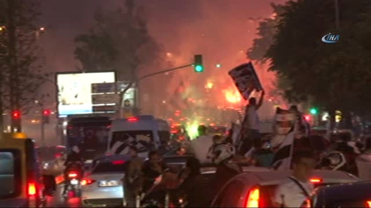 Beşiktaş Çarşı\'da Şampiyonluk Coşkusu