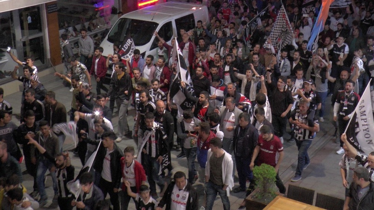 Beşiktaş\'ın Şampiyonluğu Gebze\'de Doyasıya Kutlandı