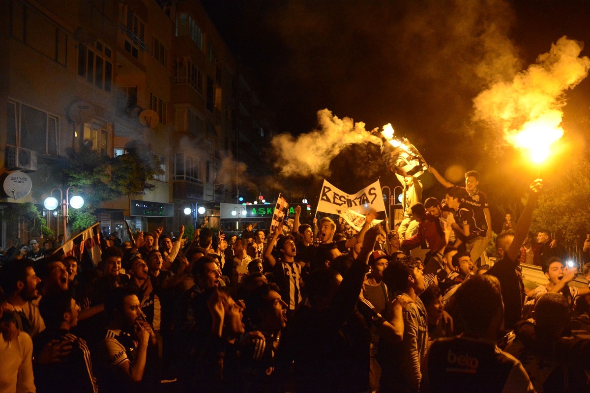 Beşiktaş\'ın Şampiyonluğu Kutlanıyor