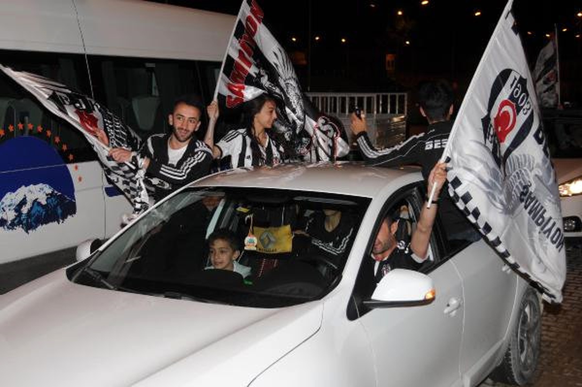 Beşiktaş\'ın Şampiyonluğu Van ve Hakkari\'de Coşkuyla Kutlandı