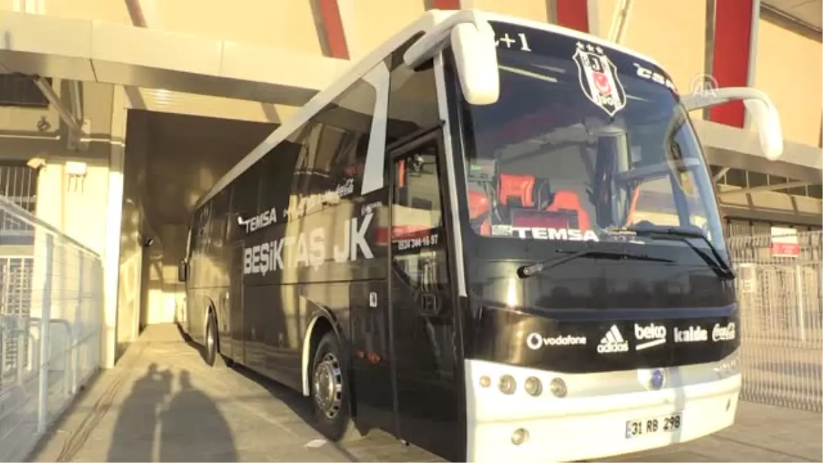 Beşiktaş Kafilesini Stadyuma Getiren Takım Otobüsü 3. Yıldızla Süslendi