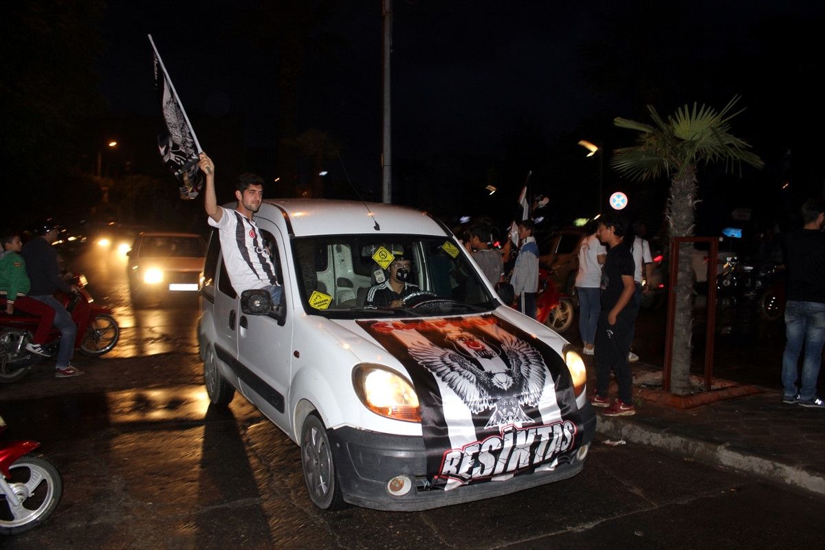 Beşiktaş Şampiyonluğunu Kutluyor