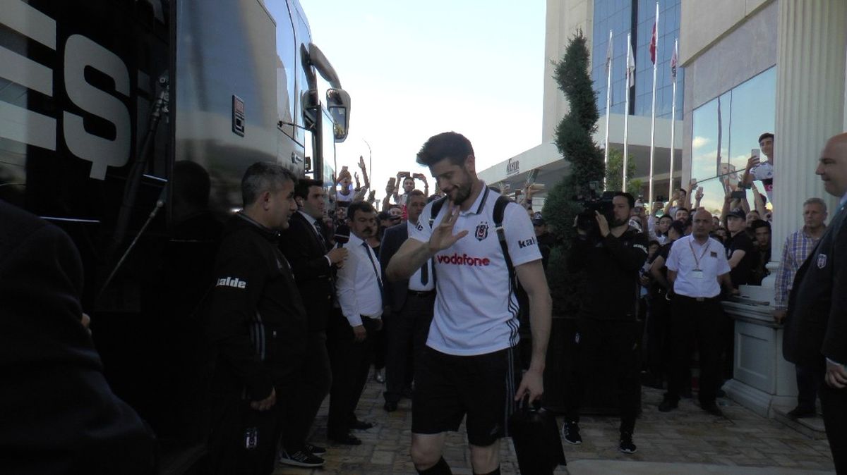 Beşiktaş, Stada Doğru Yola Çıktı