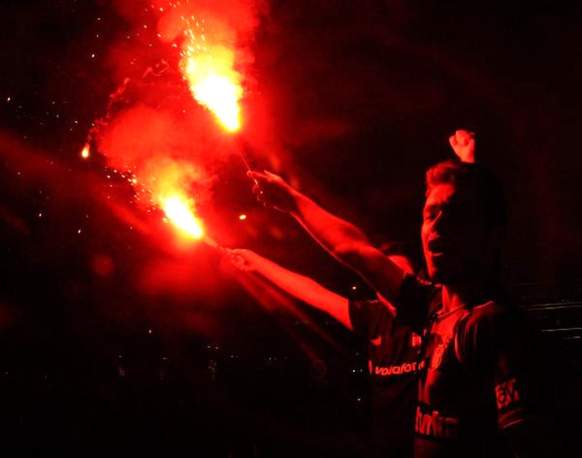 Beşiktaş Taraftarı Polise \'Siyah-beyaz\' Çektirdi