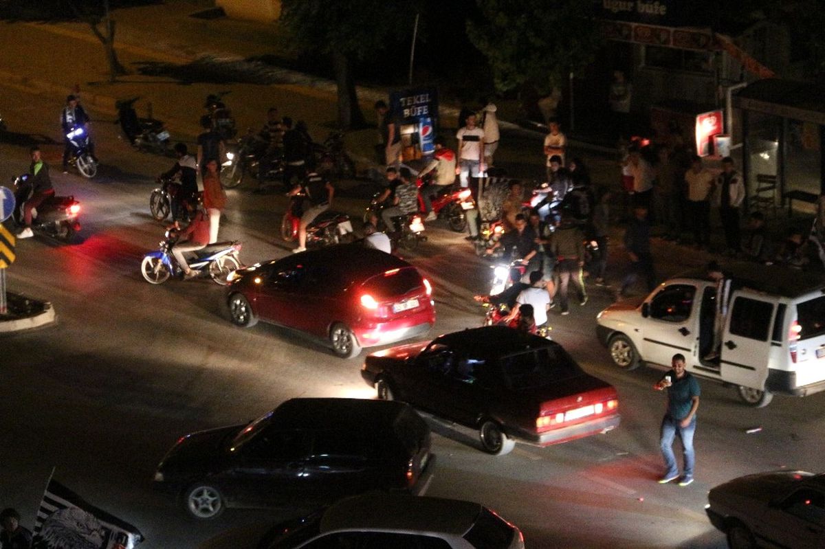 Beşiktaşlılar Mersin\'i Sokaklara Döküldü