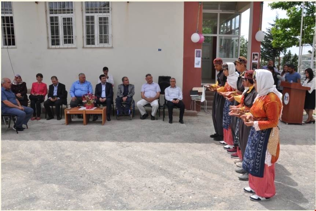 Besni\'de Ortaokul Öğrencilerinin Mezuniyet Töreni