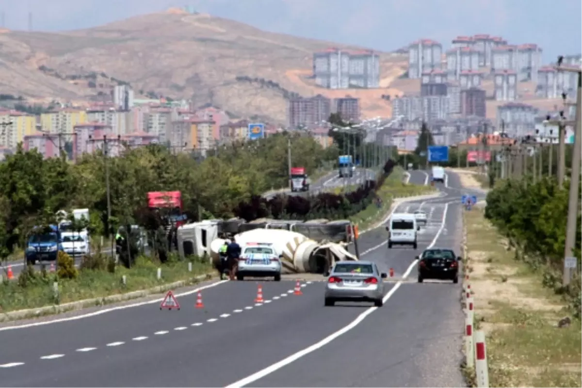 Beton Mikseri Devrildi: 1 Yaralı