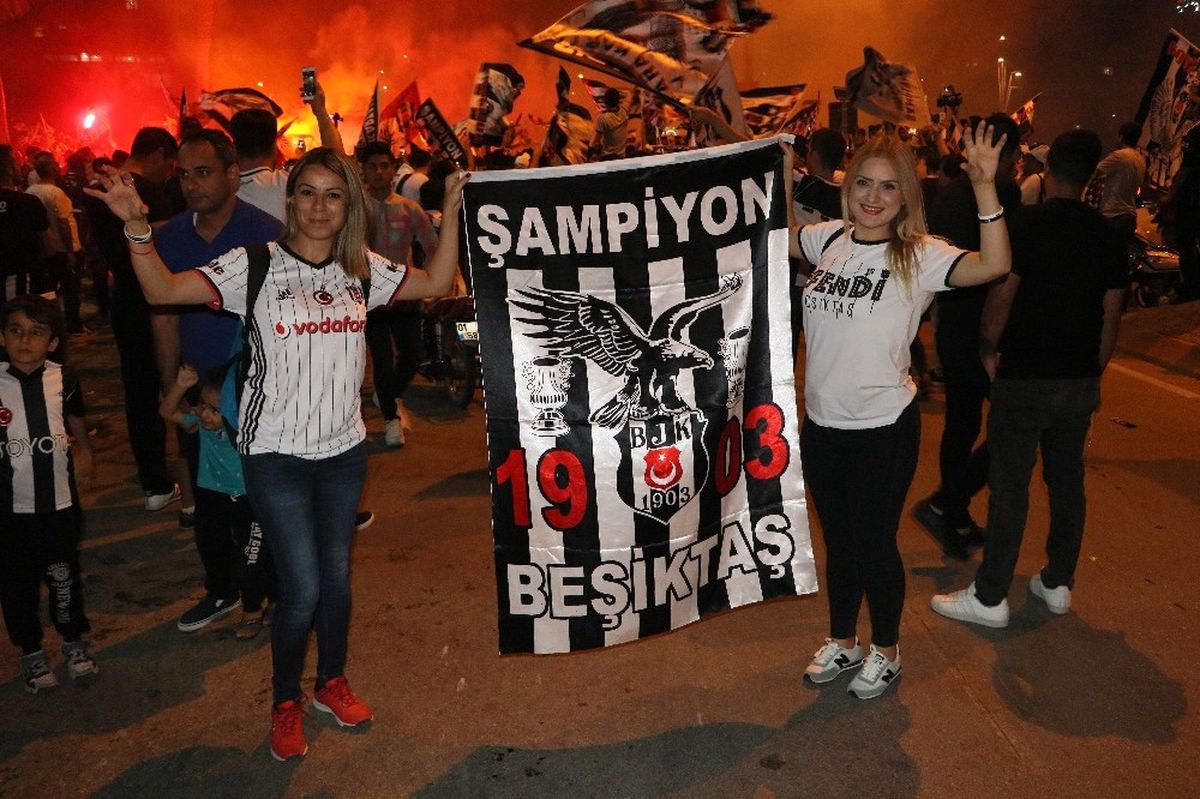 Binlerce Adanalı, Beşiktaş\'ın Şampiyonluğunu Kutladı