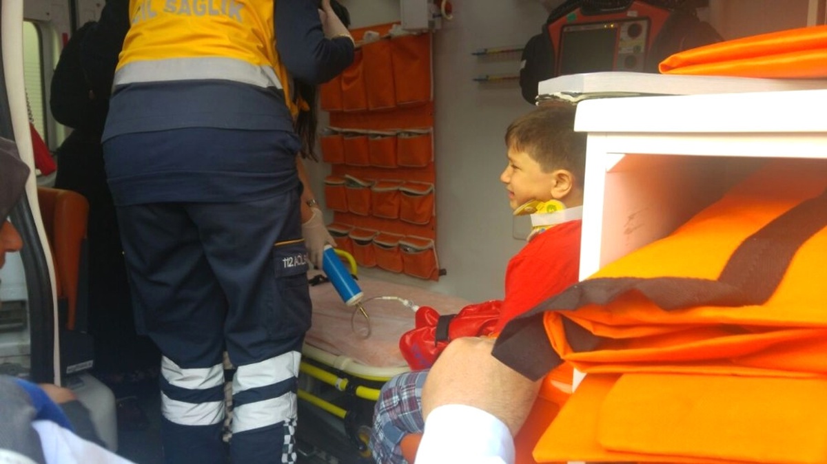 Bisikletle Gezen 3 Çocuk Kamyonete Çarptı
