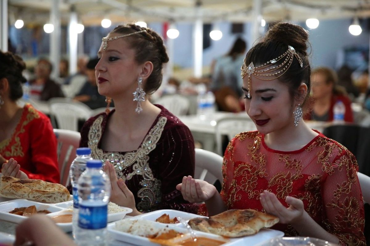 Buca\'da Bin Kişilik İftar Sofrası
