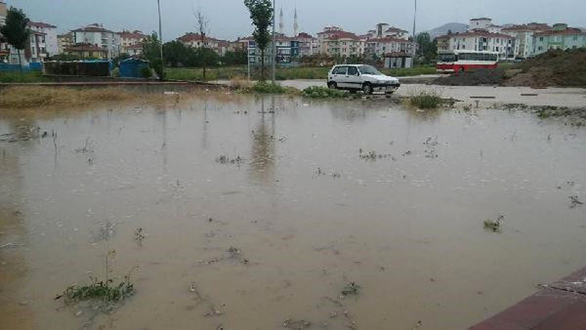 Çorum\'da Sağanak Yağmur Su Baskınlarına Neden Oldu