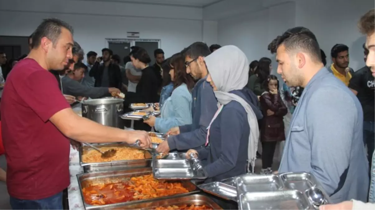 Demirci\'de Ramazan Boyunca Günde Bin Kişiye İftar