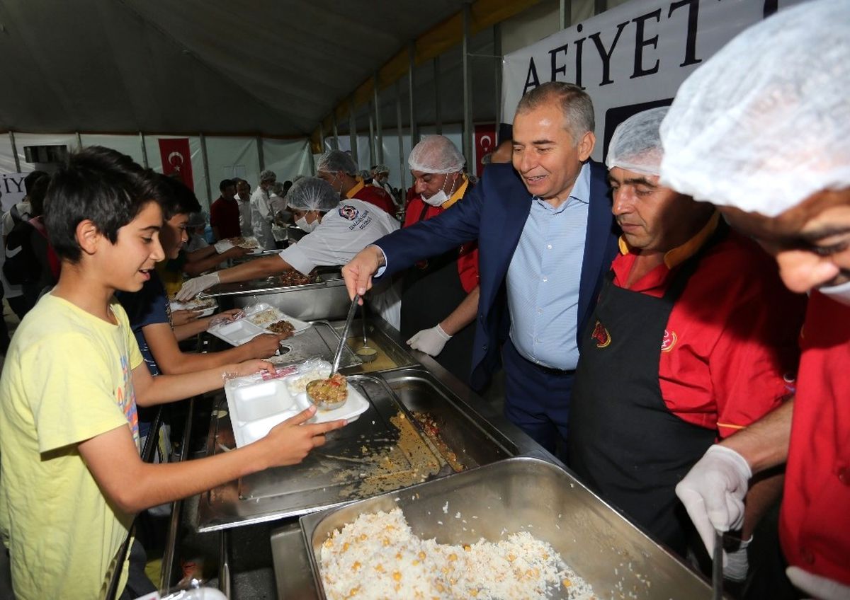 Denizli\'de Kurulan İlk İftara Yoğun Katılım