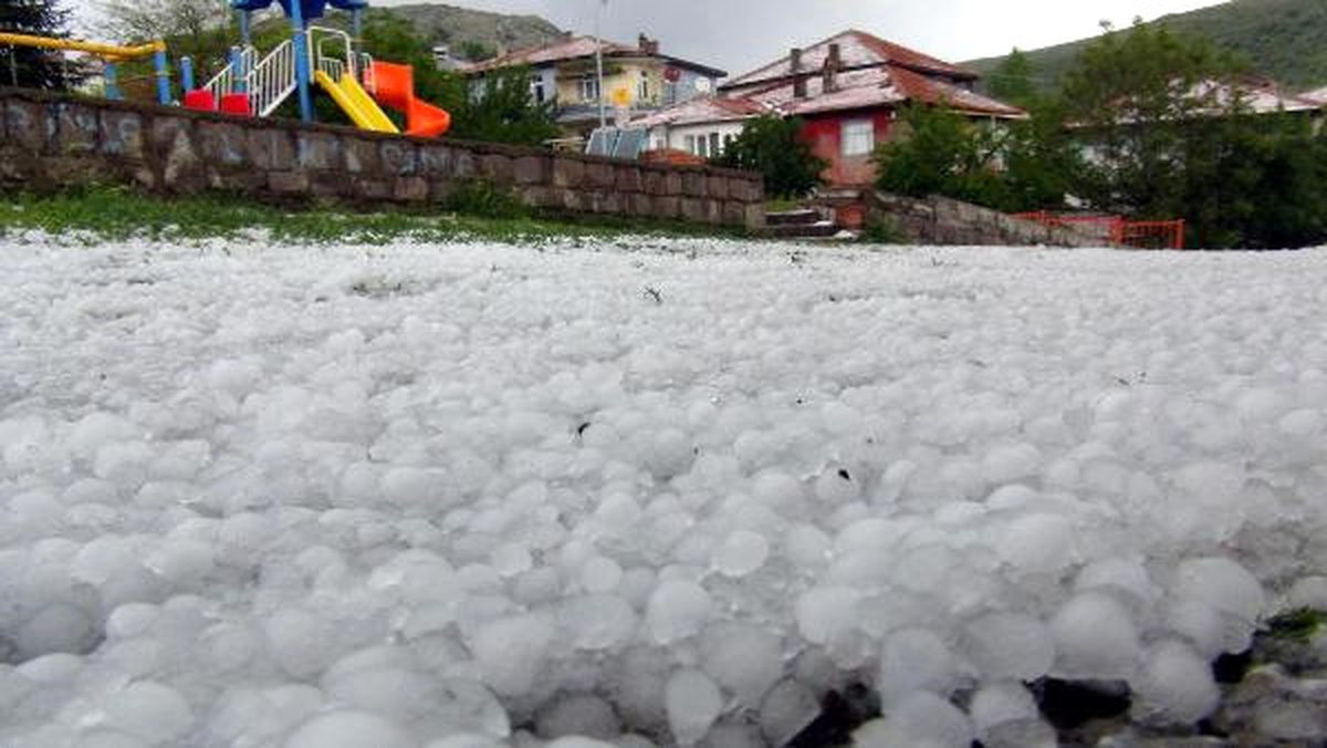 Dha Yurt: Yozgat\'ta Dolu Yağışı Kent Merkezini Beyaza Bürüdü