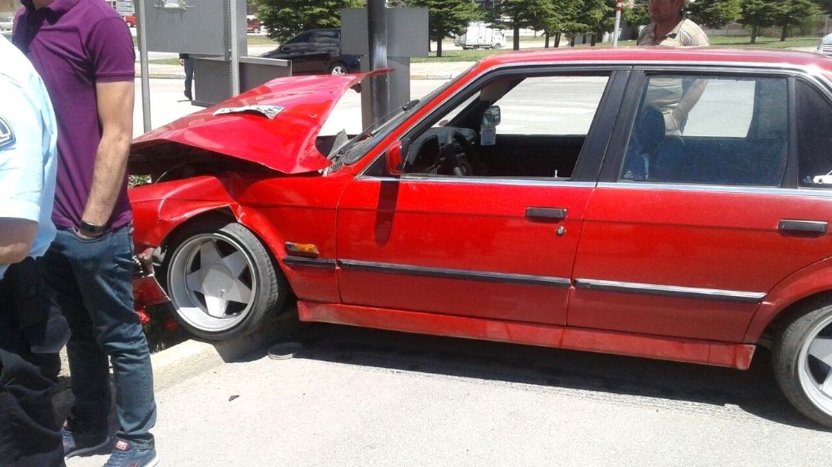 Elazığ\'da Trafik Kazaları: 3 Yaralı