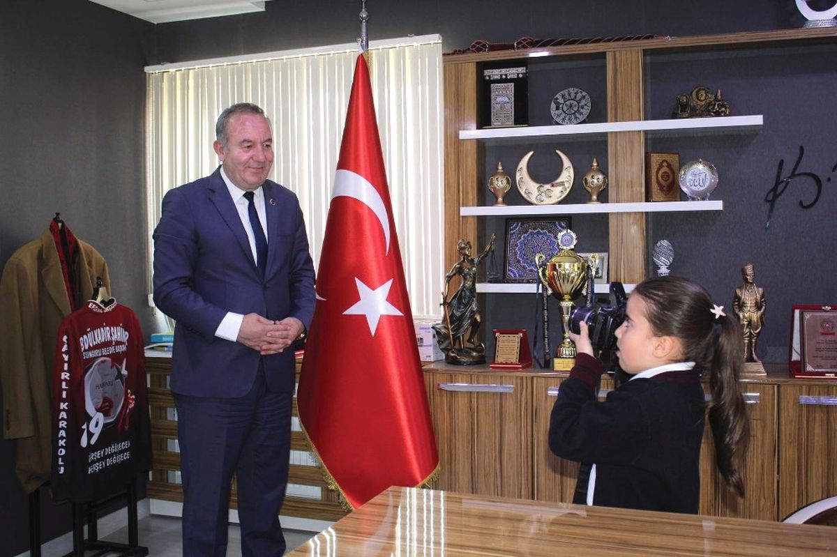 Fotoğraf Tutukunu Yaren Başkan Şahiner\'in Fotoğraflarını Çekti
