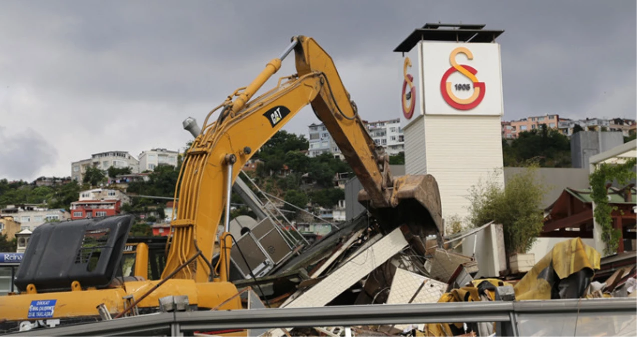 Galatasaray Adası İmara Aykırı Yapılaşma Nedeniyle Yıkılıyor