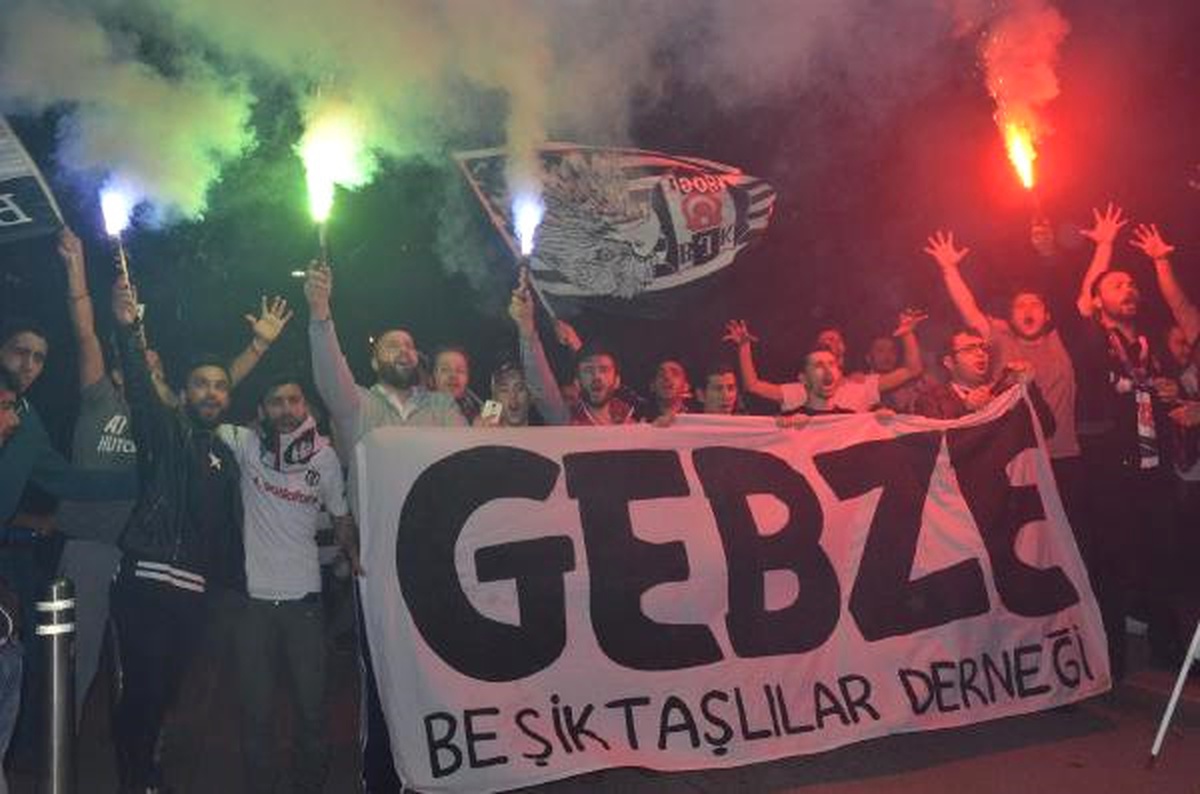 Gebze\'de Beşiktaş\'ın Şampiyonluğu Kutlandı