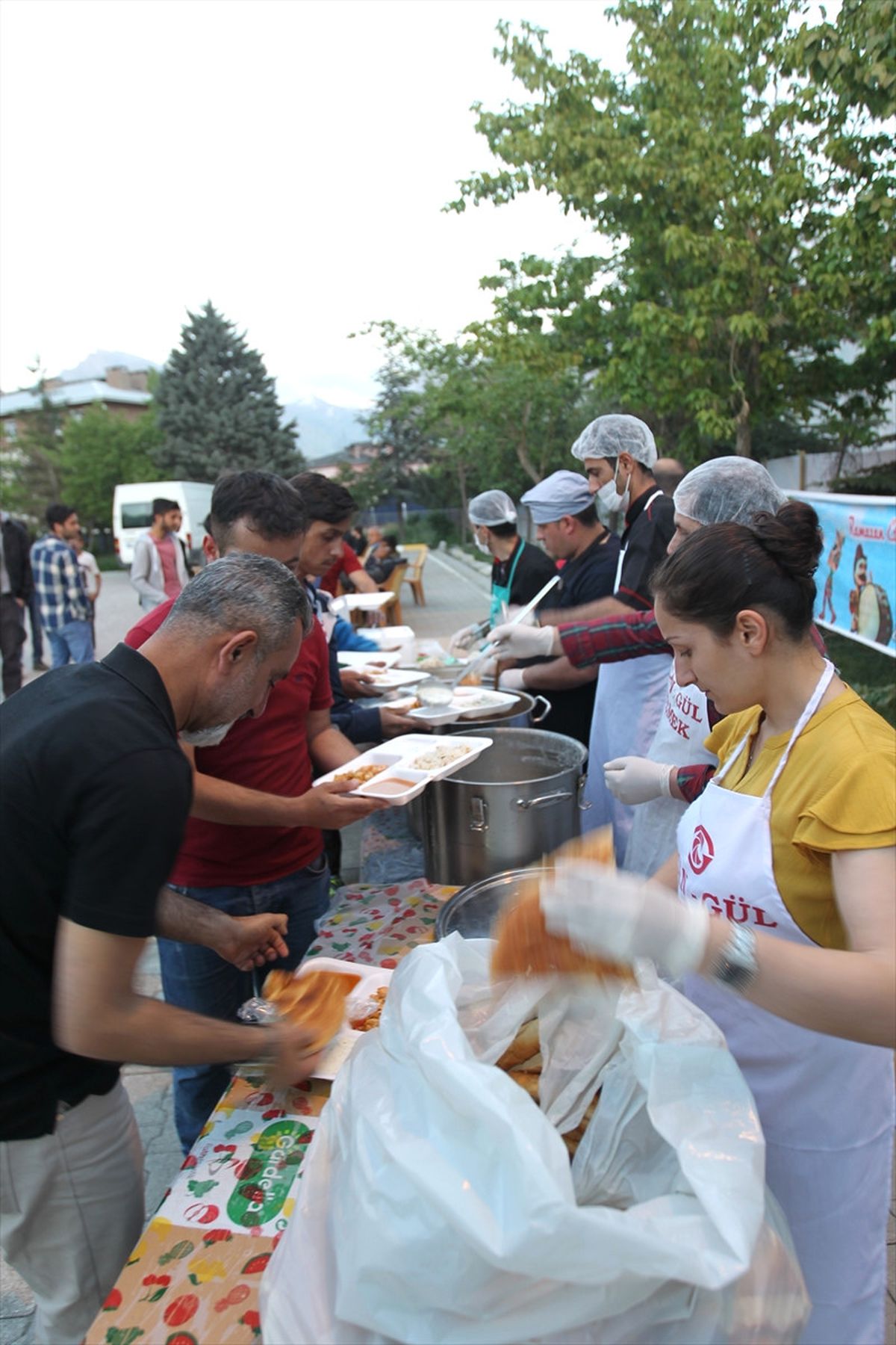 Hakkari\'de İftar Çadırına Yoğun İlgi