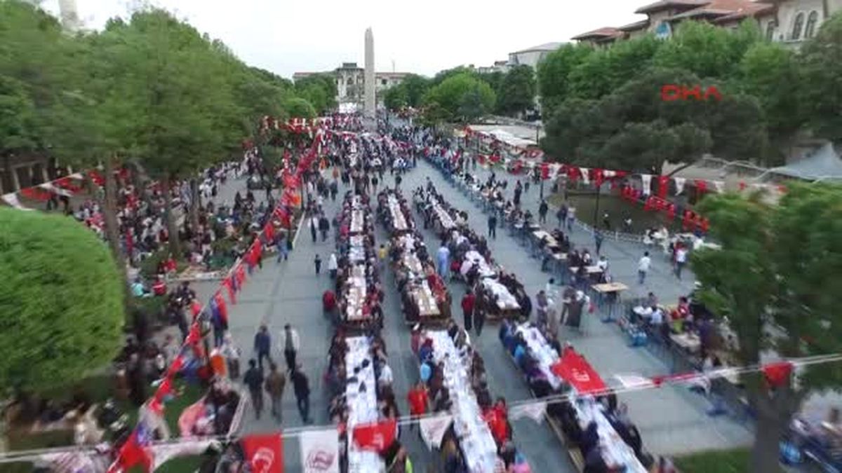 Havadan Görüntülerle) Sultanahmet\'te İlk İftar