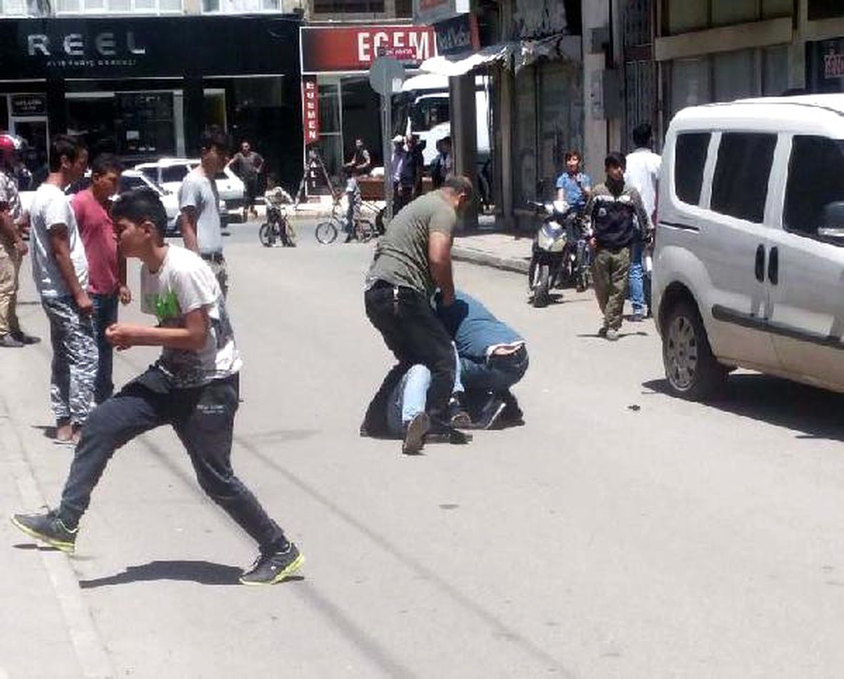 Hırsızlıktan Aranan Şüpheli Polisi Bıçakladı