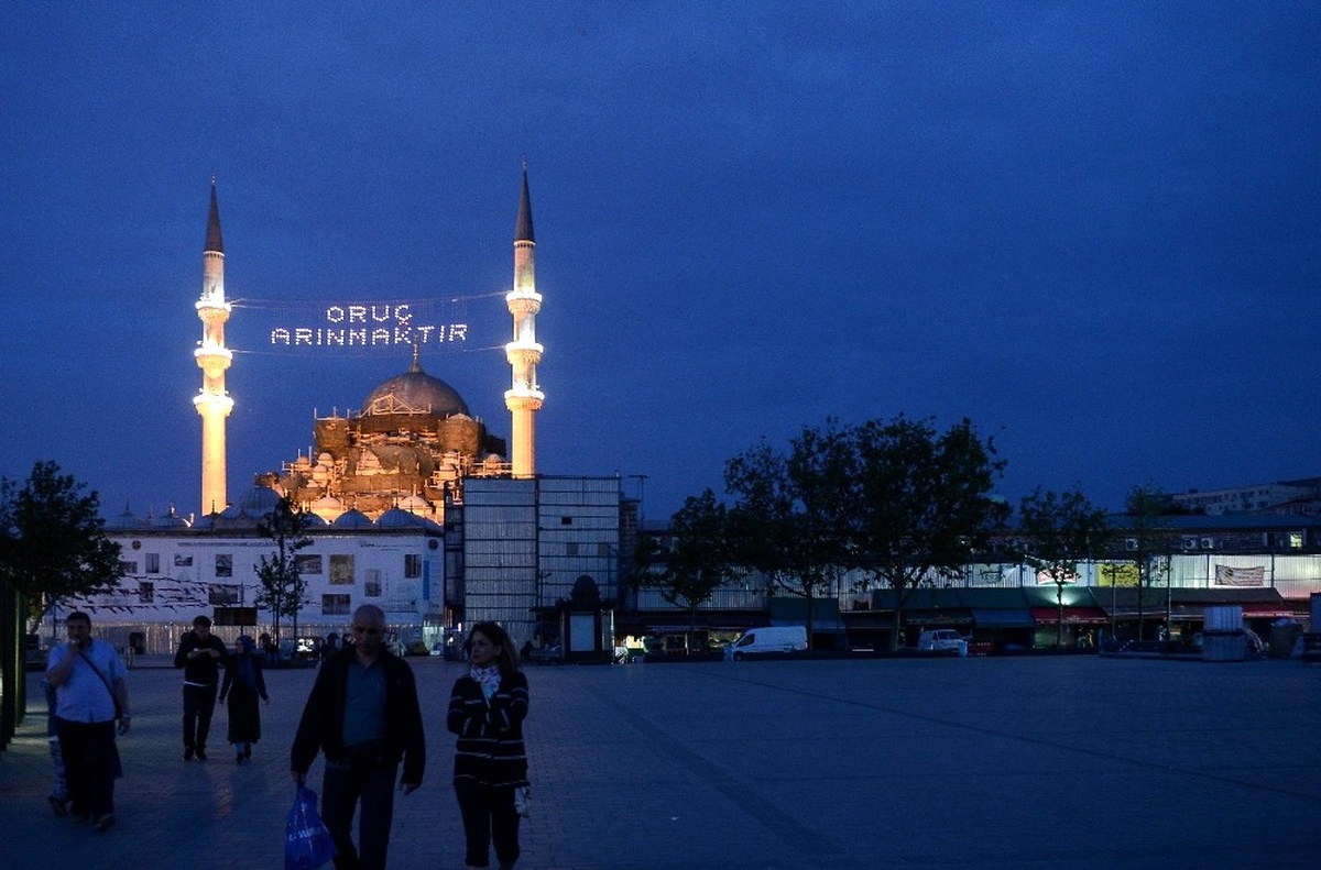 İstanbul\'un Minareleri Mahyalarla Süslendi