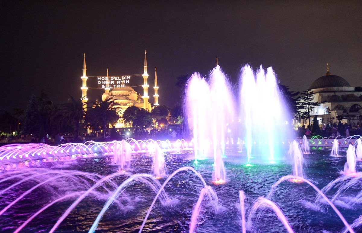 Istanbul\'un Minareleri Mahyalarla Süslendi