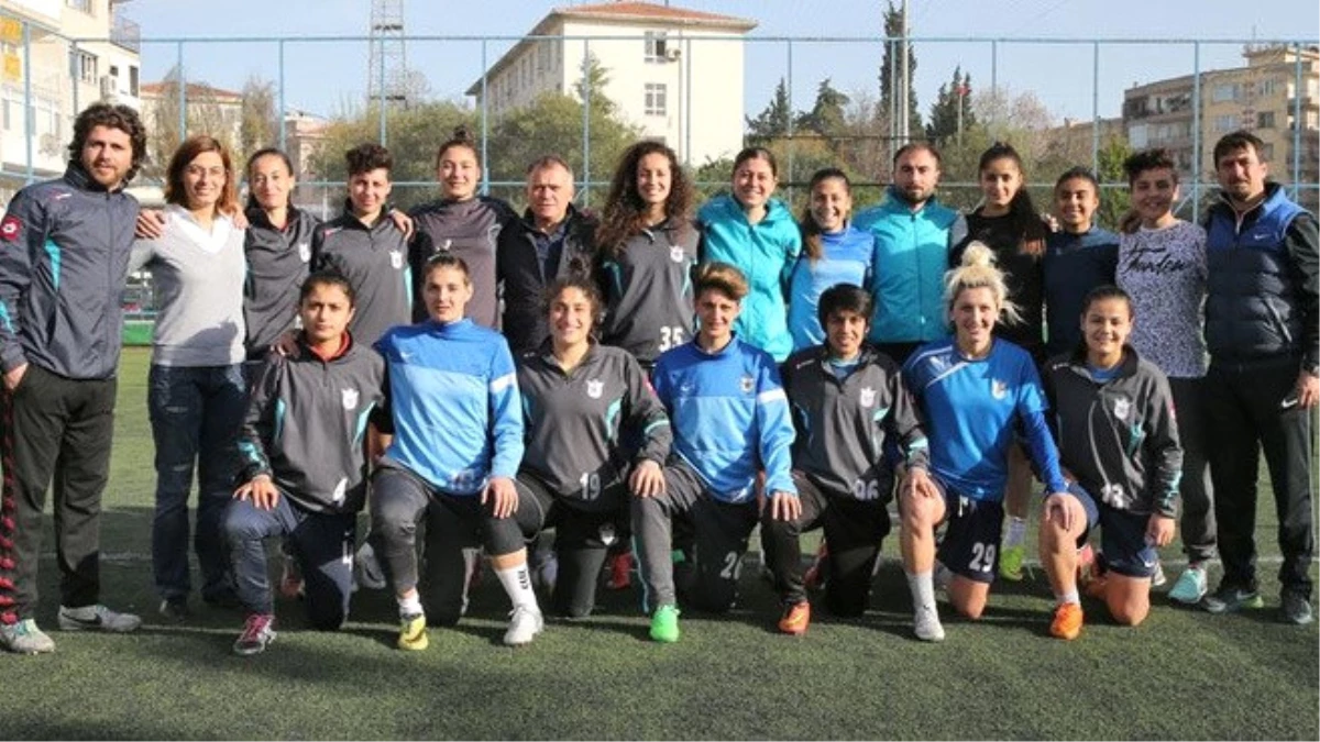 Kadınlar Futbol 1. Ligi\'nde Şampiyon Konak Belediyespor