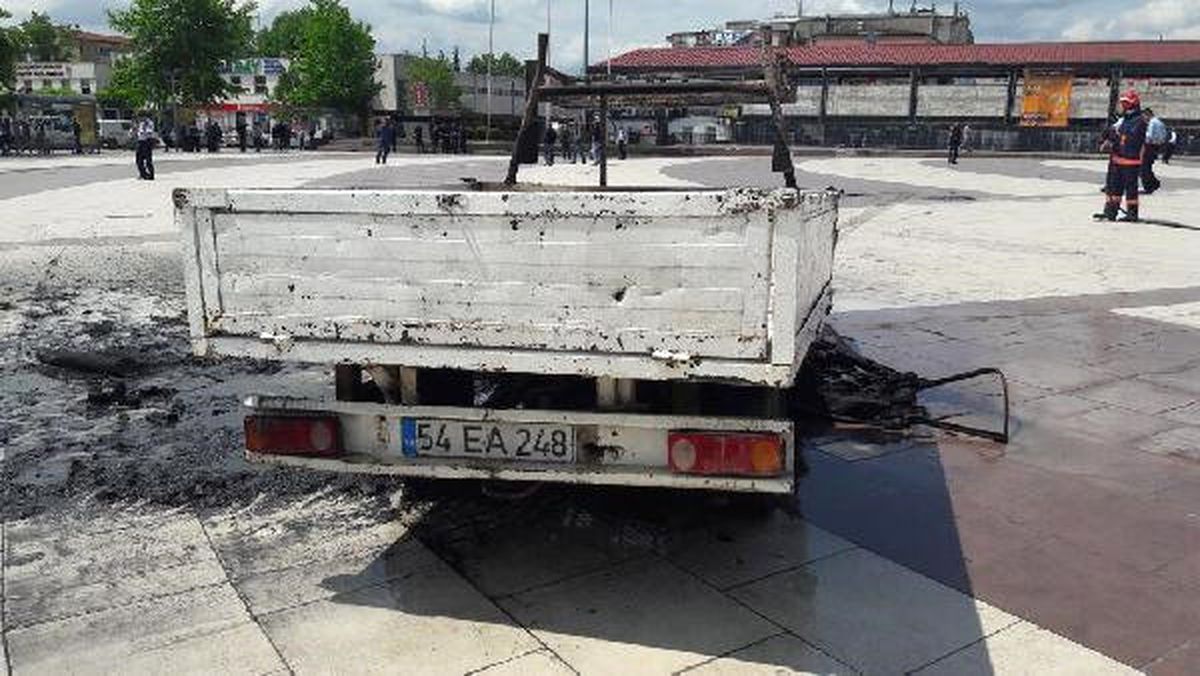 Kamyoneti Ateşe Verdi
