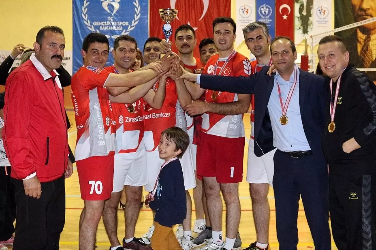 Karaman\'da Düzenlenen Kurumlar Arası Voleybol Turnuvası Sona Erdi