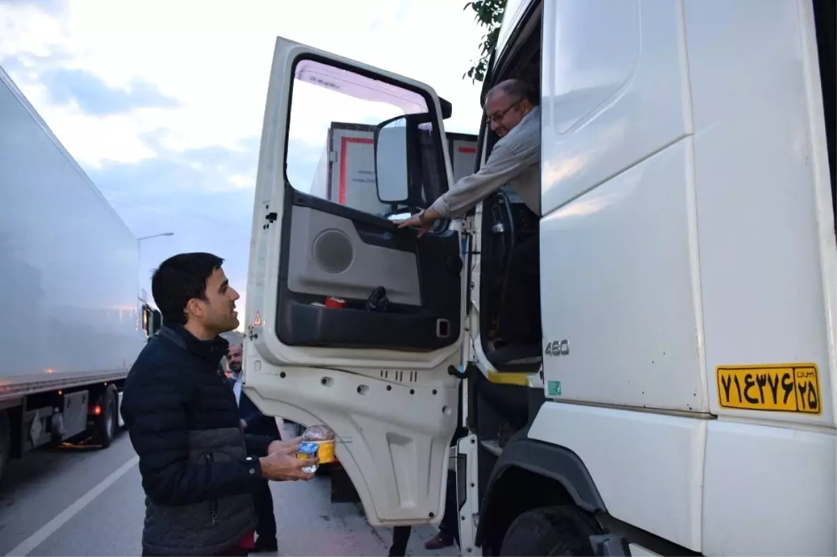 Kaymakam Erdem Sürücüleri İftar İçin Durdurdu