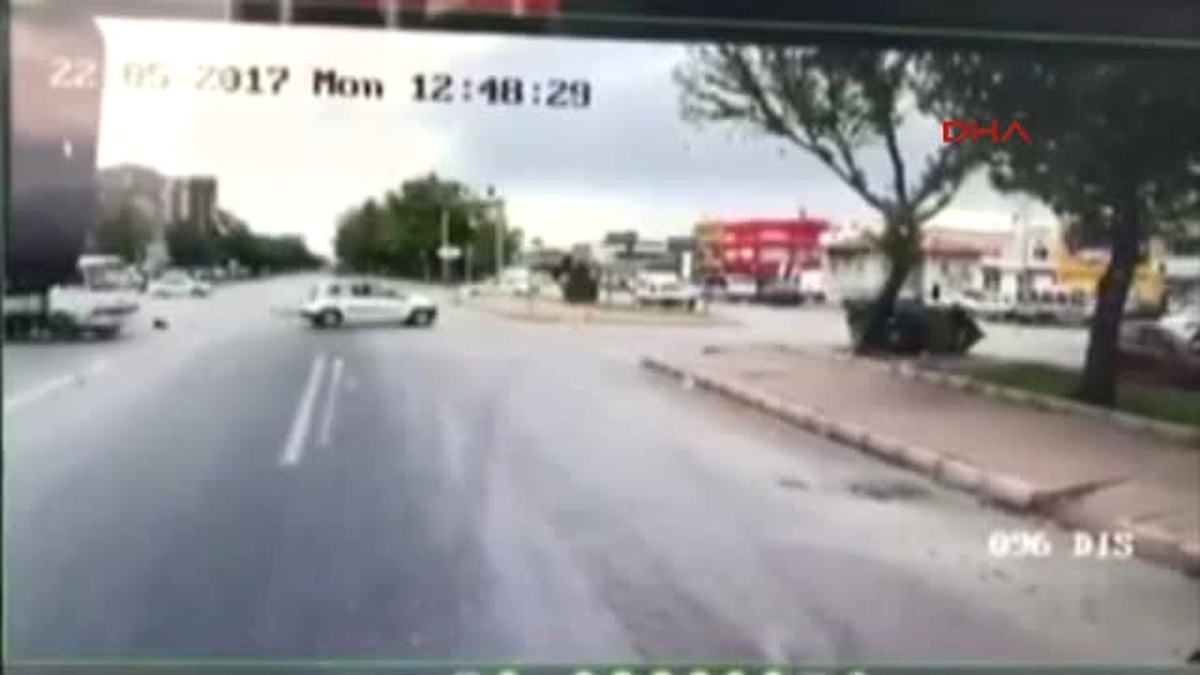 Kırmızı Işıkta Kaza Kameraya Yansıdı