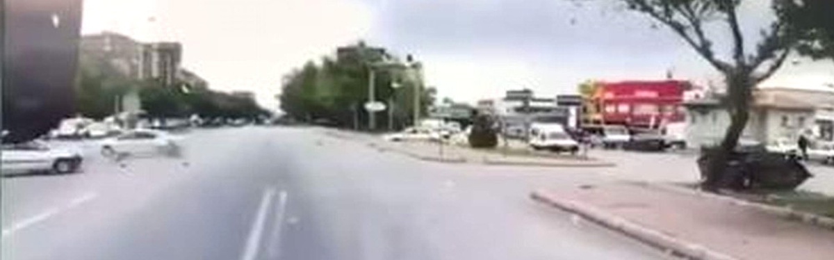 Kırmızı Işıkta Meydana Gelen Kaza Araç Kamerasına Yansıdı